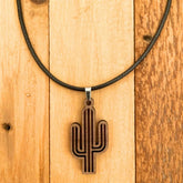 Amulett ‚Kaktus der Tapferkeit‘ – Handgeschnitzte Halskette