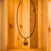 Amulette der Lotusmaid – Holzjuwel für Hals und Herz