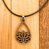 Amulette der Lotusmaid – Holzjuwel für Hals und Herz