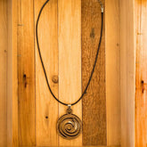 Der Strudel des Schicksals’ – Kette aus edlem Walnussholz