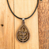 Halskette ‚Blatttropfen‘ – Handgeschnitztes Amulett