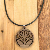 Holz-Amulett ‚Blüte von Walde‘ – Handgemachte Halszier