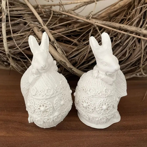 Herolden des Frühlings: Edles Duo von Osterhasen auf