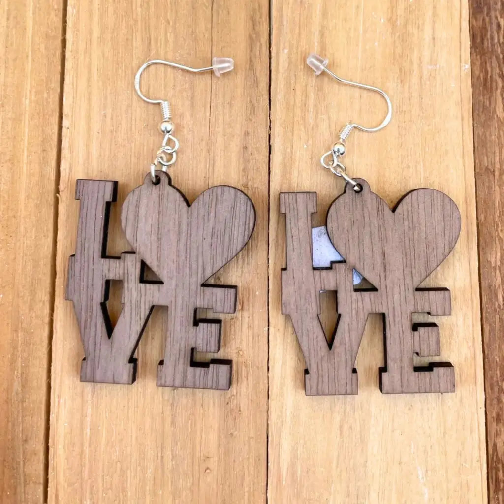 Ohrhänger ‚Love aus Nussbaum‘ – Handgemachter Holzschmuck
