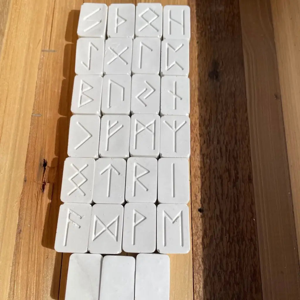 Runenset aus Keramik – Handgemacht & Mystisch - Runen