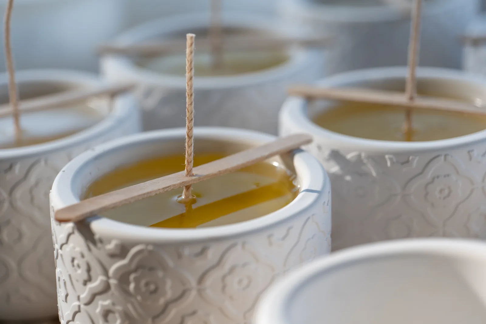 Frisch gegossene Sojawachs-Kerzen mit Holzdochten — Material direkt am Stand