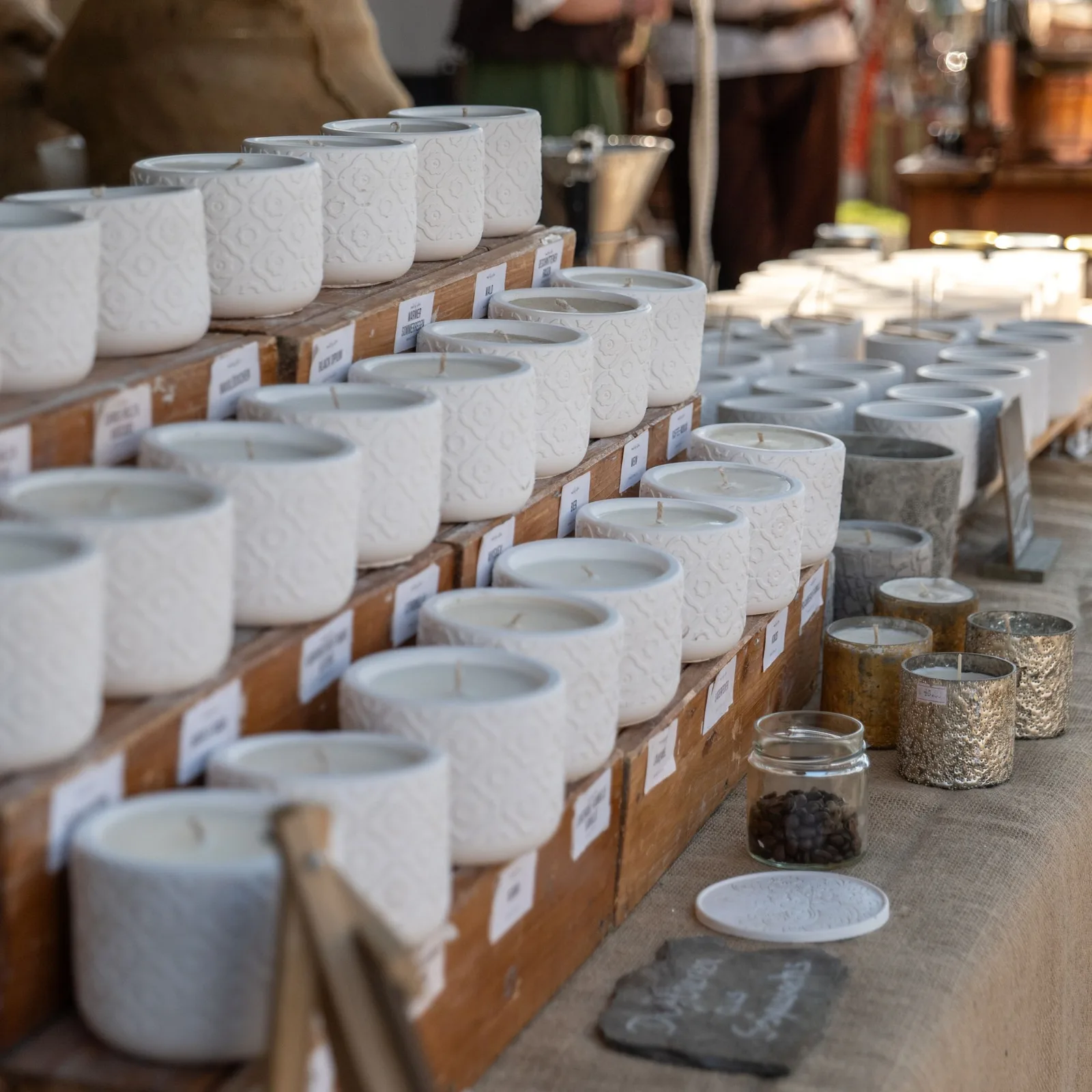 Kerzen-Auslage auf dem etoni-Marktstand