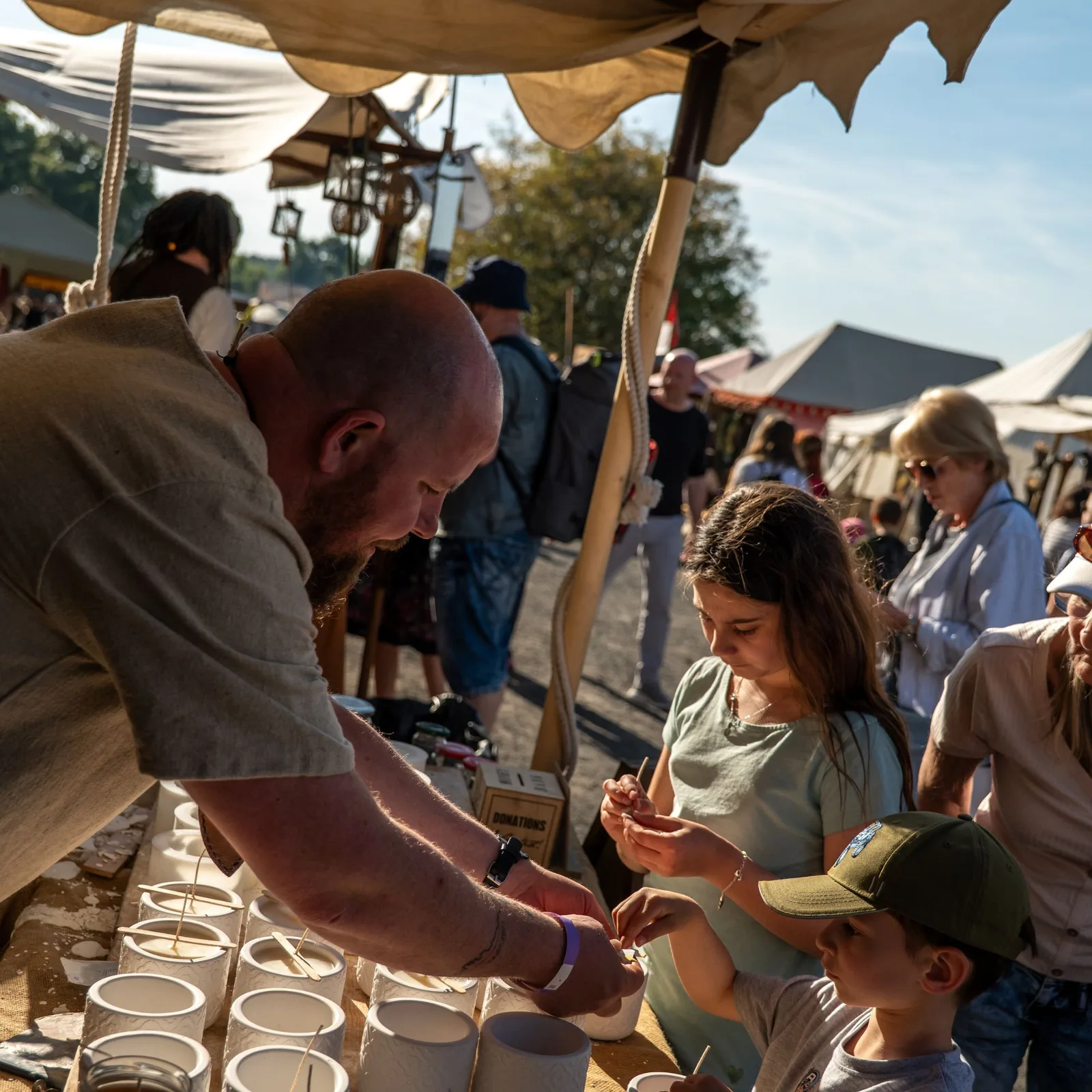 Beim Mitmachen: Kinder gießen ihre eigene Kerze