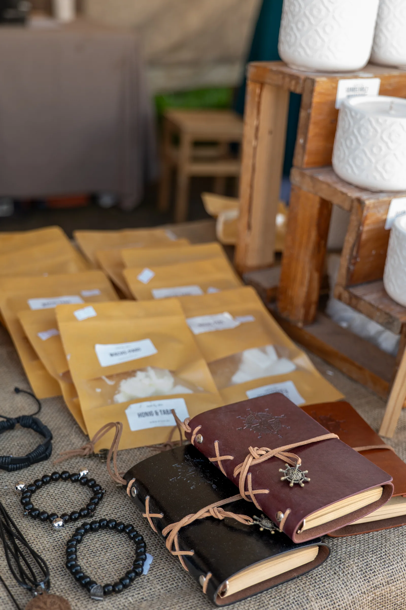 Wachs-Pads und Lederbücher in der Auslage