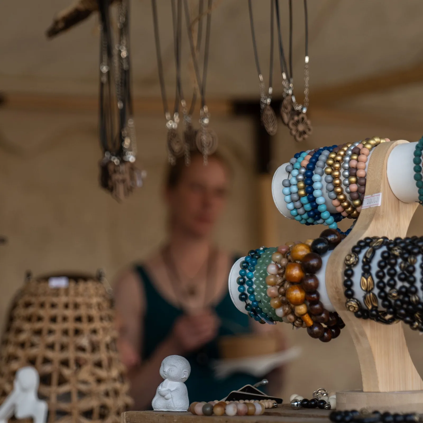 Armbänder und Halsketten am etoni-Stand