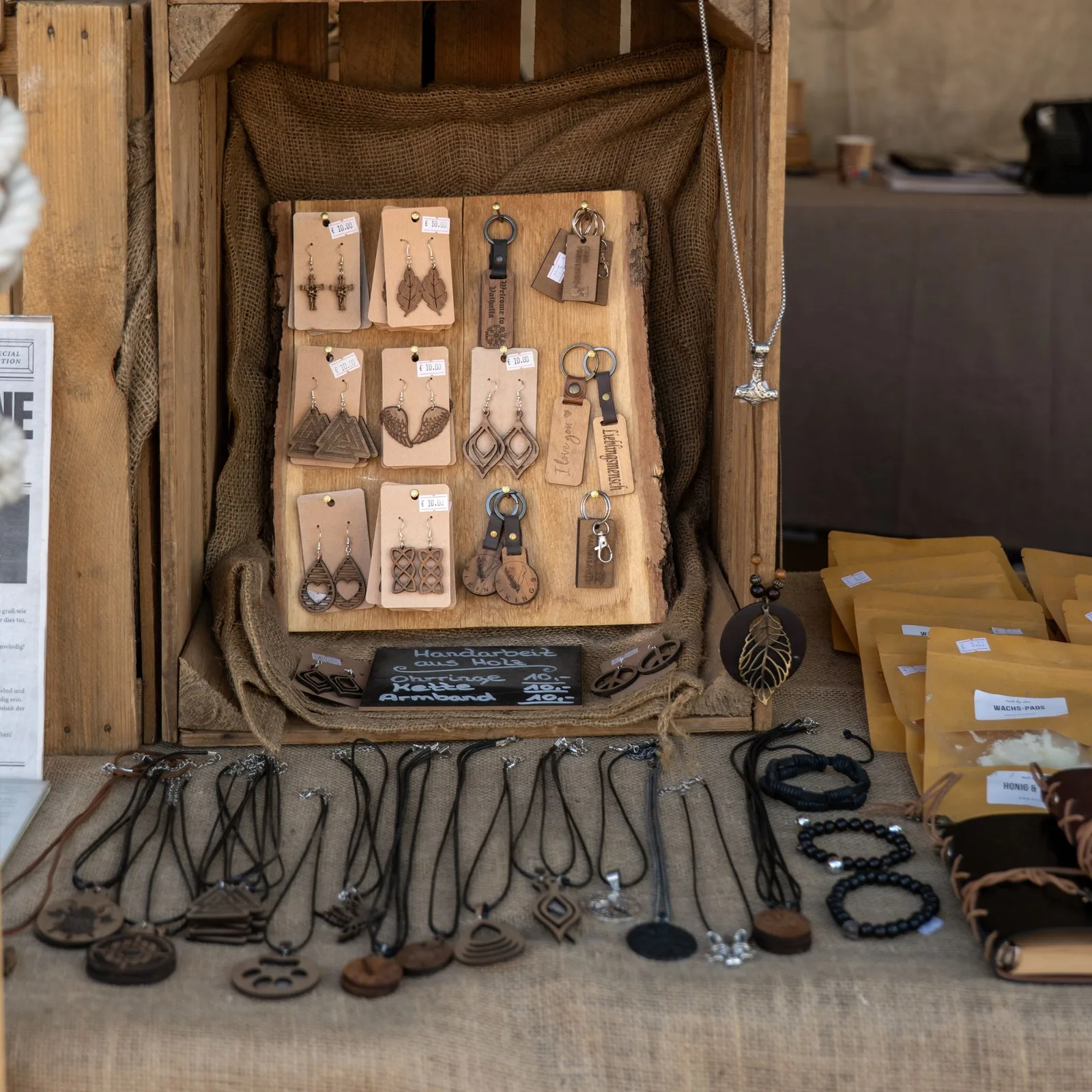 Schmuck-Auslage in einer rustikalen Holzkiste