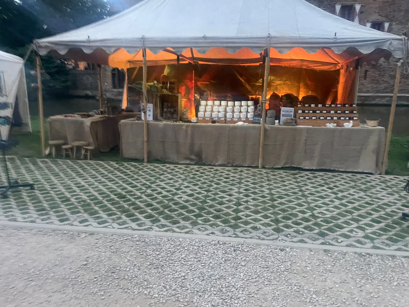 Der etoni-Stand seitlich im Abendlicht