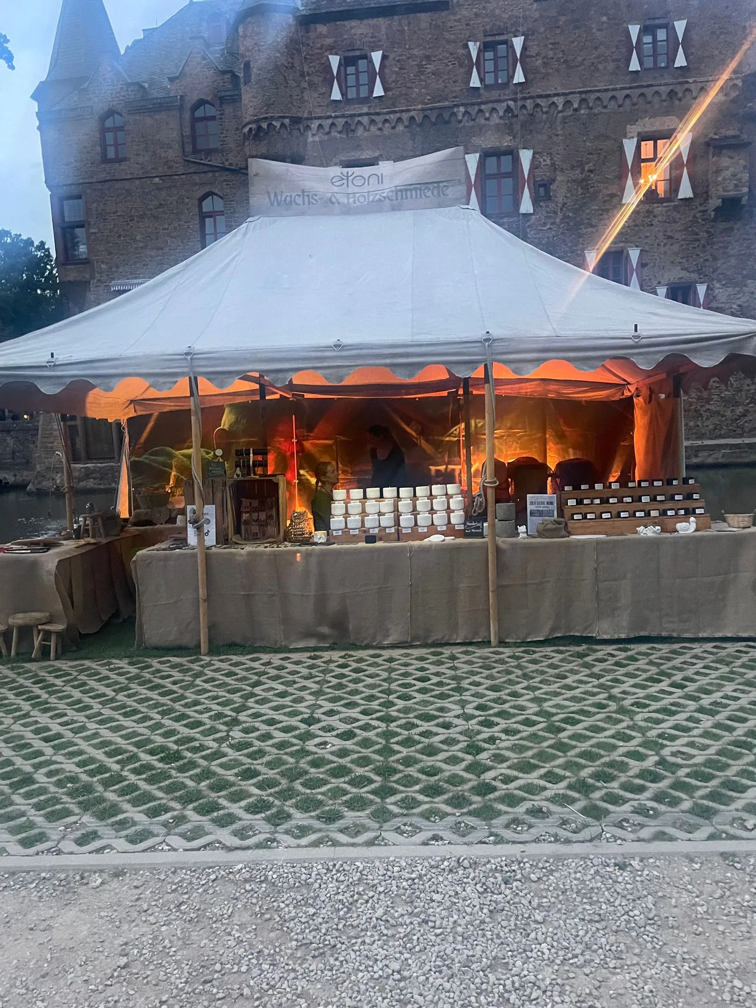 etoni-Stand vor einer Burg im Abendlicht