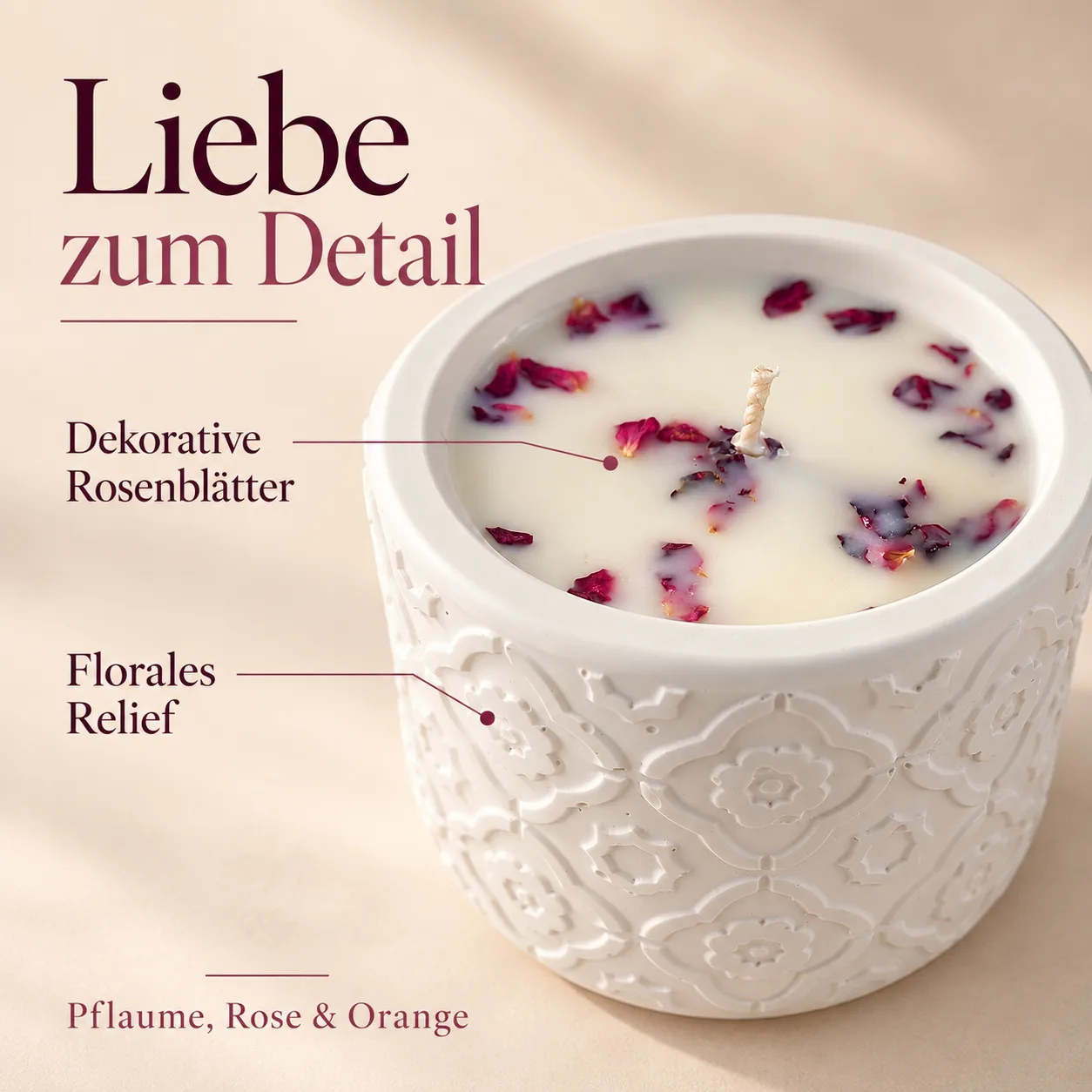 Details: dekorative Rosenblätter und florales Relief am Gefäß
